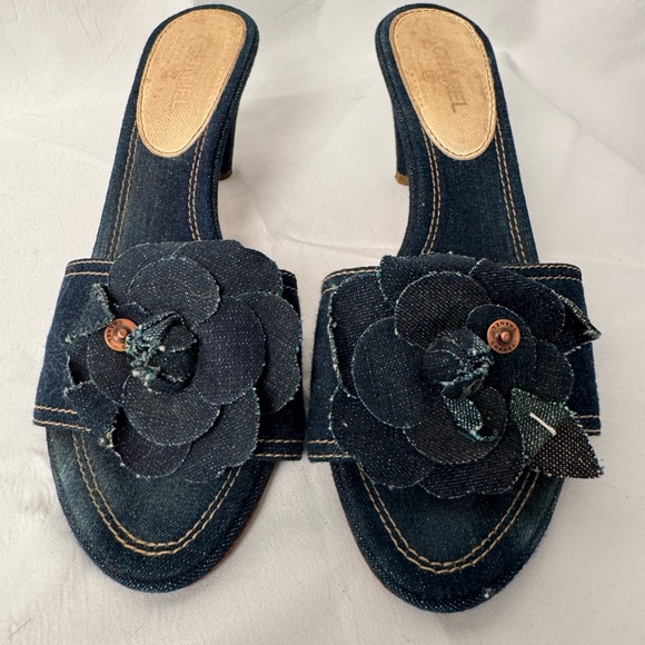 Casual Glamoour! CHANEL Jeans Denim Blue Camellia Mules Kitten Heels 39.5 9.5 9 - Picture 2 of 6